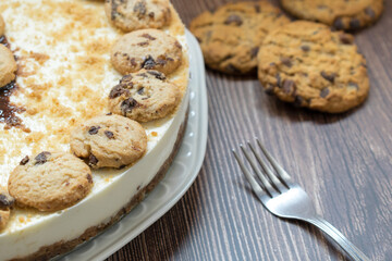 Closeup of a creamy cheesecake with chocolate chip cookies