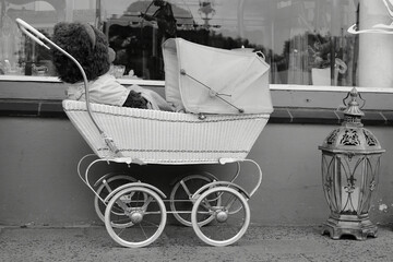 nostalgischer Kinderwagen mit Teddy