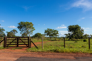 Porteira de madeira na entrada de uma fazenda.