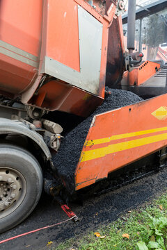 Chargement d'une niveleuse par un camion benne