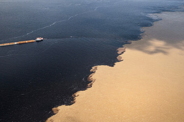 Vista aérea do encontro das águas do rio Solimões, água clara e rio Negro, água escura em...
