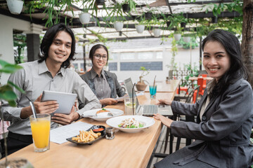Portrait of young asian business team meeting in a cafe