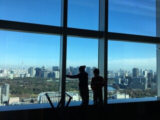 窓から東京を眺める兄弟