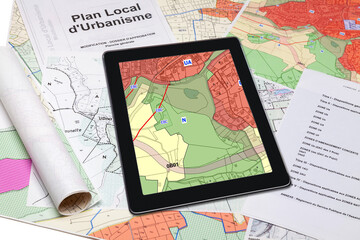 Urbanisme - Aménagement du territoire - Cartes de plan local d'urbanisme affiché sur une tablette