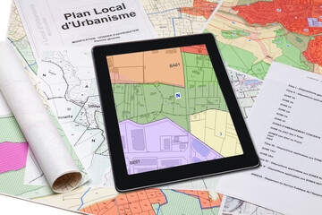 Urbanisme - Aménagement du territoire - Cartes de plan local d'urbanisme affiché sur une tablette