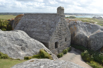 les rochers et la maison des douaniers de Ménéham dans le Finistère, Côte des Légendes,...