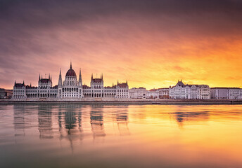 Obraz na płótnie Canvas Wonderful sunset over the Hungarian Parliament in Budapest in winter