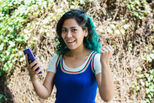 Mujer Se Ganó Un Premio Y Se Alegra.