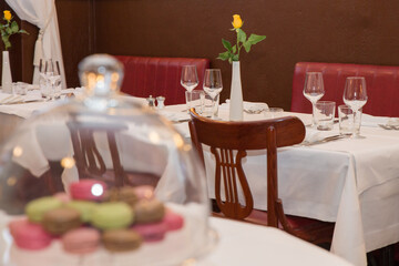 table et macarons flous
