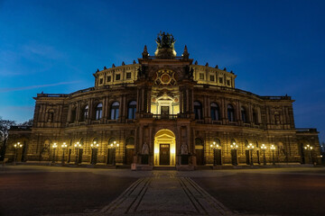 Fototapeta na wymiar The Semperoper in Dresden at night