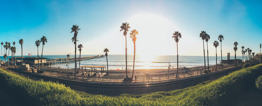 Ausblick auf Strand, Palmen, Amtrak Pacific Surfliner und den Pazifik in San Clemente, Kalifornien während des Sonnenuntergang 