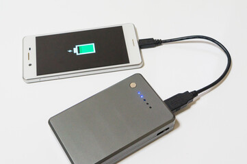 スマートフォンとモバイルバッテリー