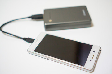 スマートフォンとモバイルバッテリー