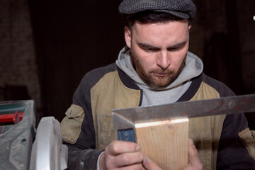 The carpenter measures the correct geometry of the Board with a square