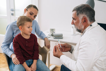 Obraz premium mother with his child visit pediatrician