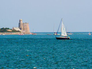 voilier dans le port de Saint Vaast-la-Hougue en France © Francois
