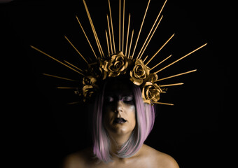 Modelo con corona atrezzo y maquillaje
