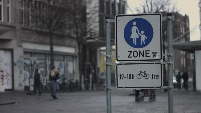 Fu&szlig;g&auml;ngerzone Schild Personen Hintergrund 
