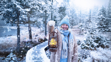 glückliche Frau im Winter mit antiker Laterne