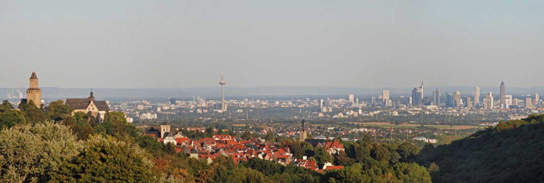 Burg Kronberg und Skyline Frankfurt