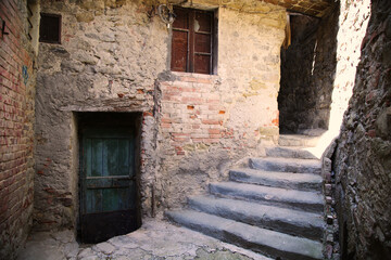Fototapeta na wymiar Narrow alley in the village of Passignano on Lake Trasimeno, Italy