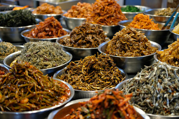 韓国の市場に並ぶキムチ