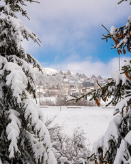village de montagne et sapins enneigés, Super Besse, Auvergne, France