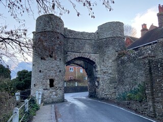 WINCHELSEA, EAST SUSSEX, UK - JULY 12th 2020 : The Landgate entrance arch to Winchelsea in East Sussex, dating from 1300 part of old town wall, Winchelsea, East Sussex, UK