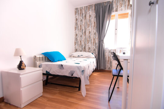 habitaci&oacute;n individual con escritorio y ventana iluminada