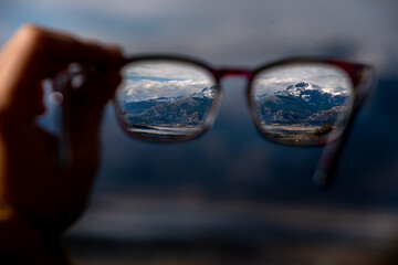 Montaña lejana vista a traves de unas gafas - obrazy, fototapety, plakaty