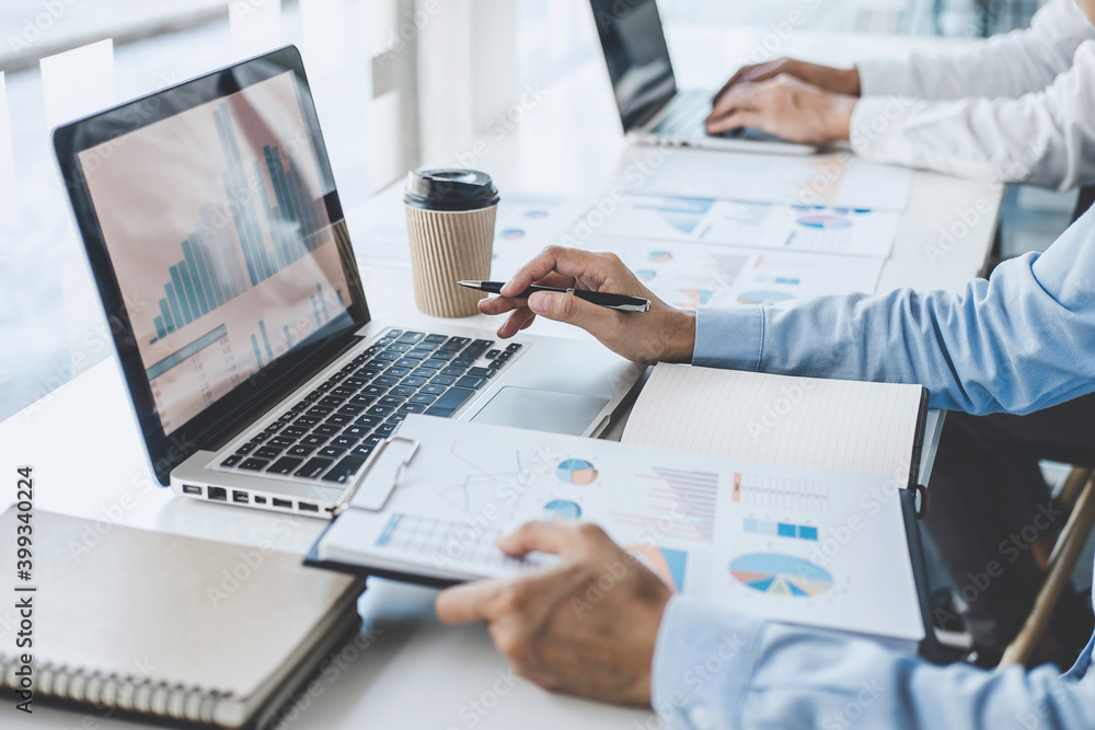 Aufkleber teamwork of business colleagues consultation market growth on financial document graph report statis