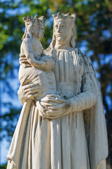 Obraz premium Ancient statue of Virgin Mary and baby Jesus Christ