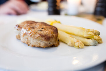 Schnitzel mit Spargel