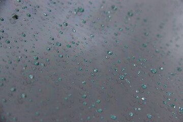 gouttelettes de pluie bleu turquoise sur le verre