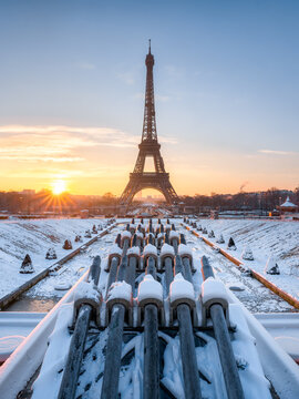 Sunrise at the Eiffel Tower in winter, Paris, France