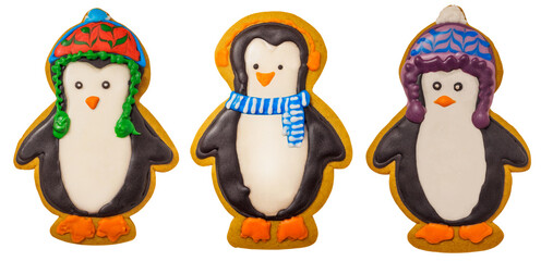 Naklejka premium Gingerbread cookie of cute penguin on white background isolated. Traditional Christmas food. Christmas and New Year holiday concept..Hand painted. Comfort food. Christmas treat.