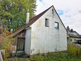 Verfallenes, verlassenes und verwachsenes Haus - Lost Place - Mutter Natur holt sich alles zurück