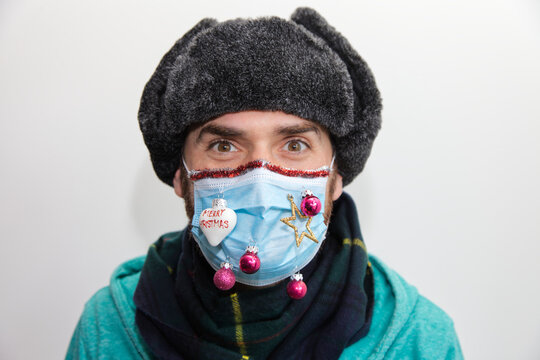 Mann mit Wintermuetze und Corona Maske - Mundschutz gegen den Corona Virus