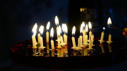 Świeczki na torcie.