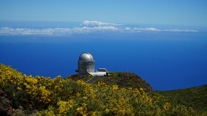 Obserwatorium astronomiczne na szczycie góry. © John