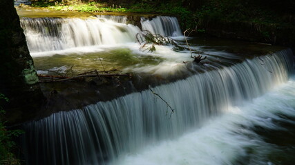 Wodospad w górach. © John