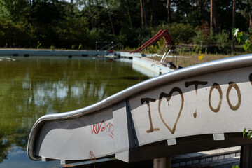 Wasserrutsche in einem geschlossenen Freibad