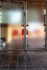 Glastür am Eingang eines geschlossenen hallenbads