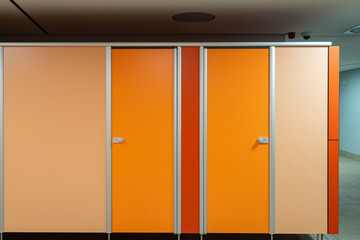 Farbiges Dekor im Umkleidebereich eines geschlossenen Hallenbads