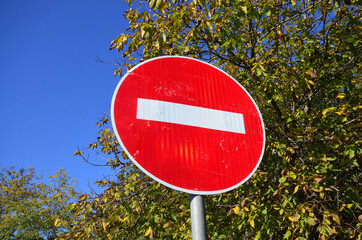 Close road traffic sign