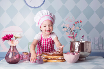 Niña hace pastel