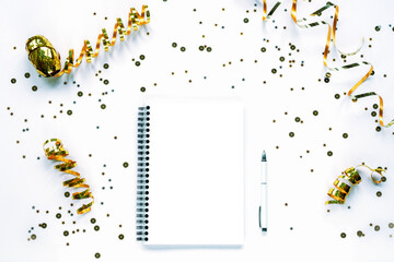 Naklejka premium Notepad with pen and holiday decorations on white background. Christmas concept. Top view, flat lay, copy space