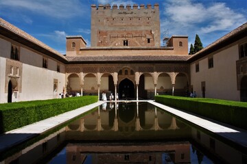 reflejo sobre el agua del palacio