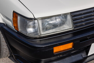 自動車のヘッドライト　Headlight of the car