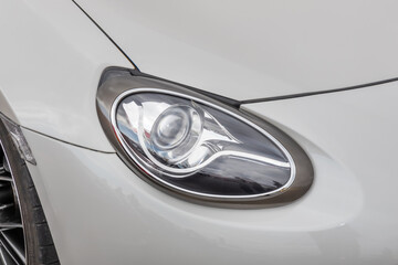 自動車のヘッドライト　Headlight of the car
